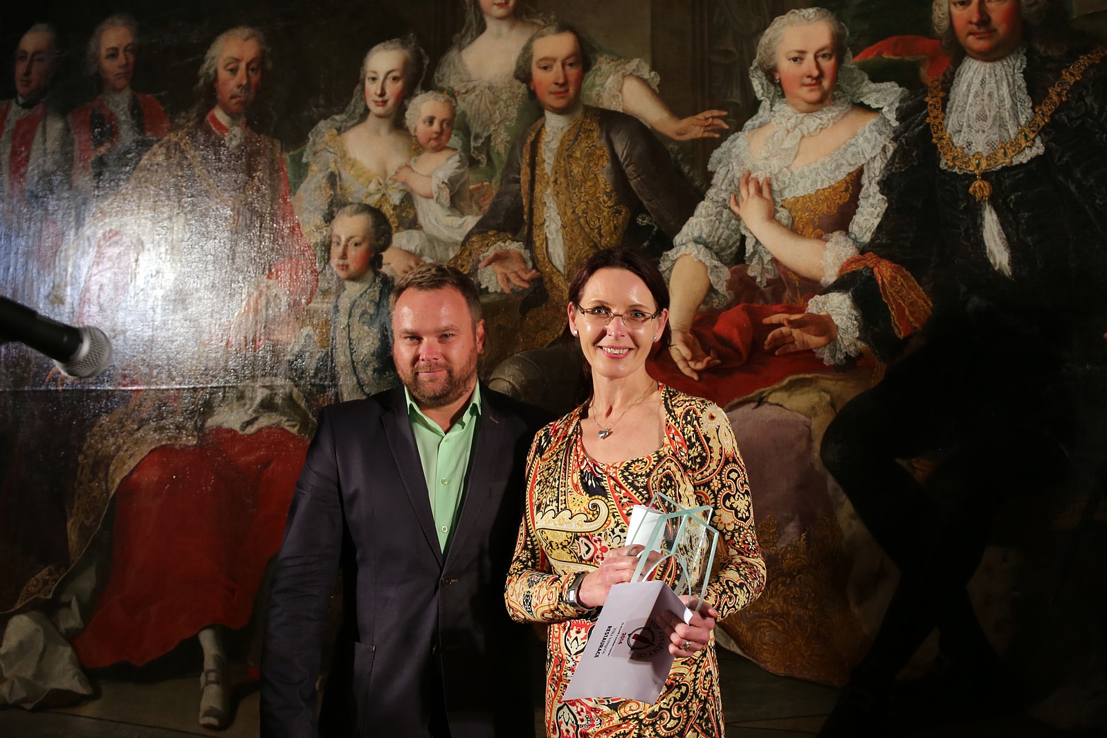 Robert Vyhoda při předání ceny vítězi v kategorii Restaurace - Moravský sklípek v Šatově